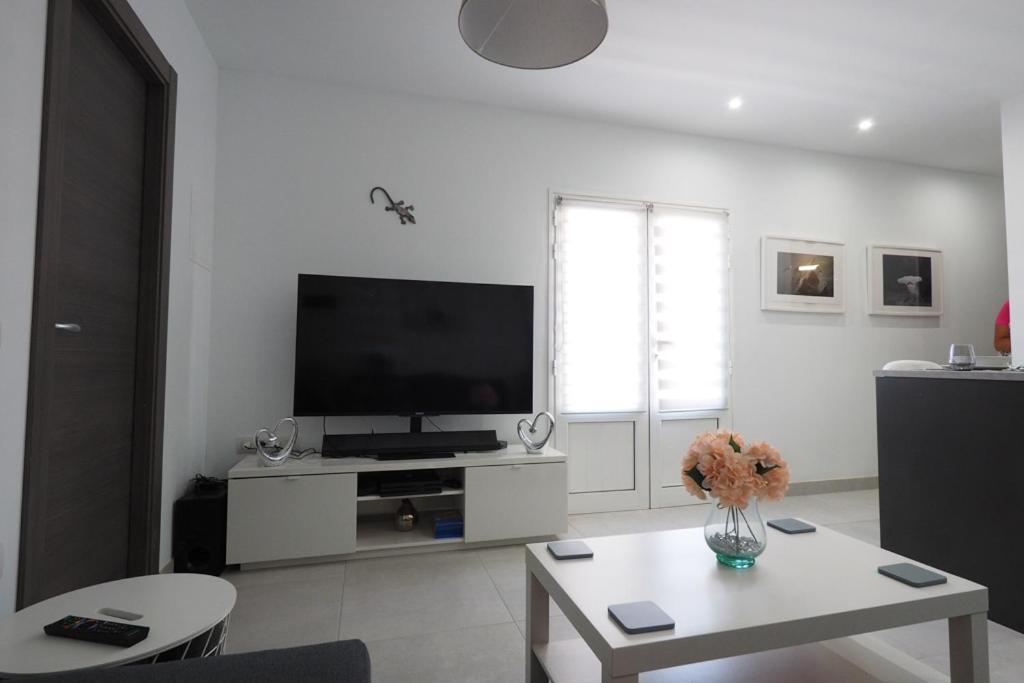 Private Apartment With Mountain And Sea Views, La Asomada, Lanzarote Tias Bagian luar foto