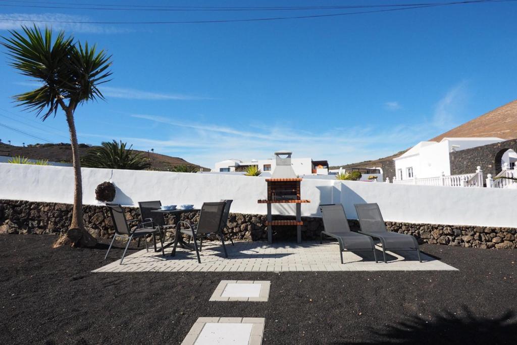 Private Apartment With Mountain And Sea Views, La Asomada, Lanzarote Tias Bagian luar foto